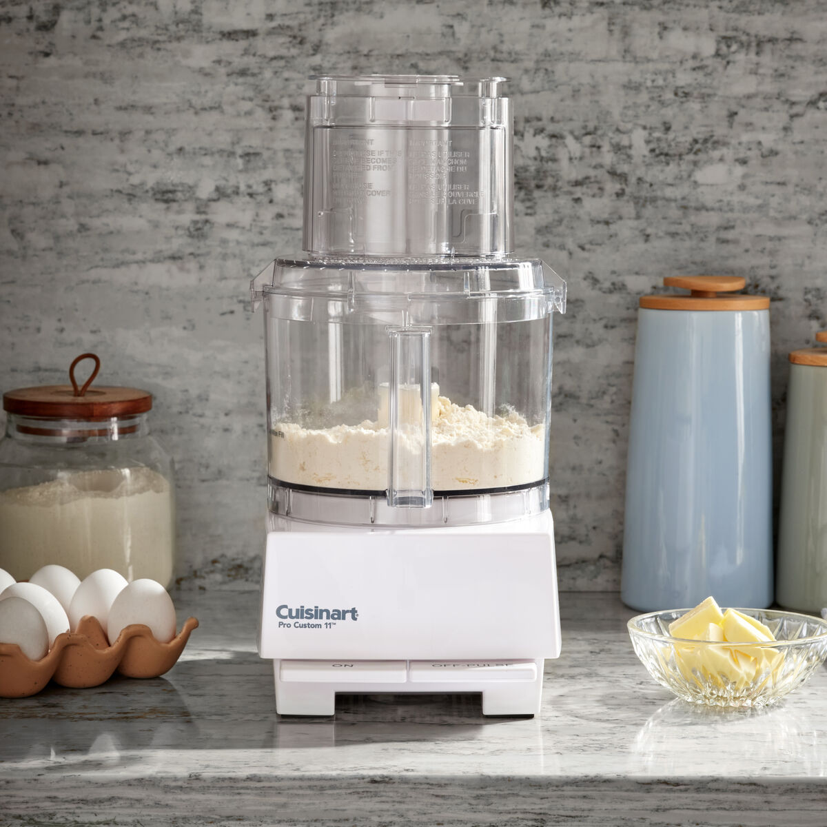 Cuisinart Pro Custom 11 DLC-8SY Image du produit blanc montrant le bol transparent, le couvercle et l’ensemble de la cheminée d’alimentation