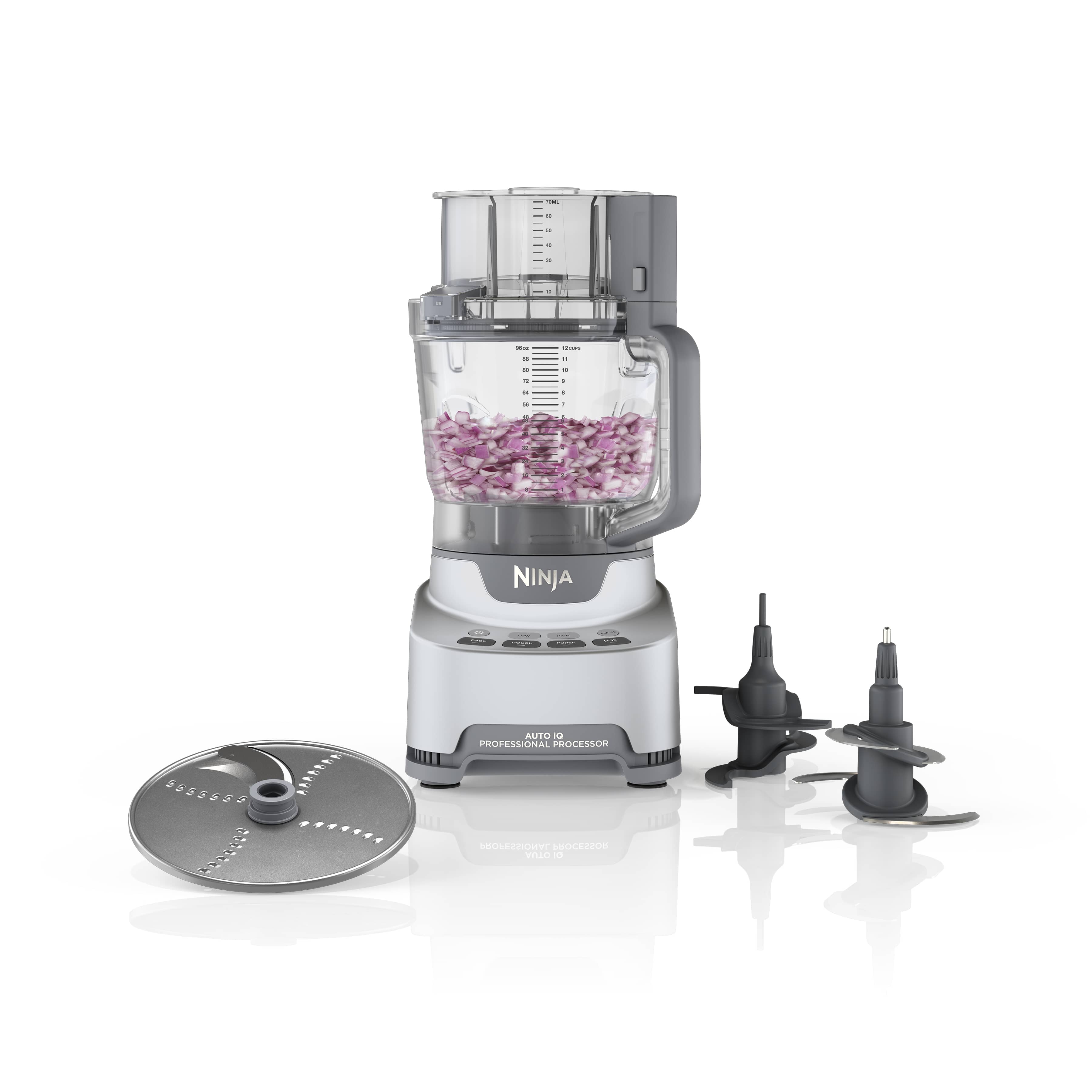 Ninja NF700C configuration canadienne avec bol 12-cup, goulotte d’alimentation et accessoires de lame et de disque sur fond blanc
