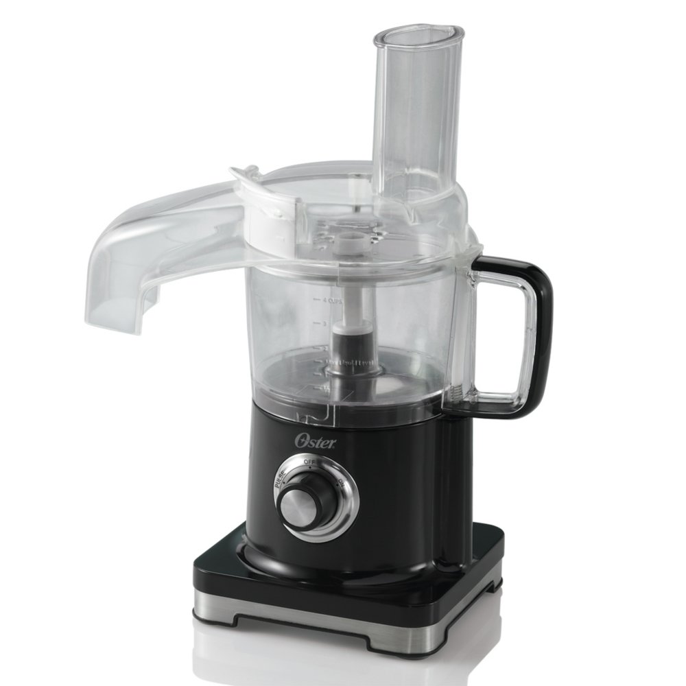 Image de produit codée par modèle Oster FPSTFP4010 montrant un socle de robot noir, un bol transparent de quatre tasses, une grande goulotte d’alimentation et une sortie latérale à flux continu